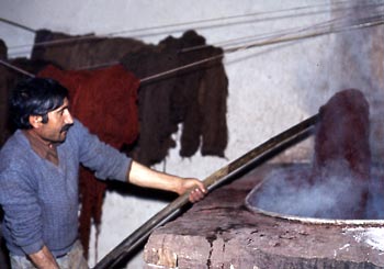 Der Meisterfärber Mehmet Abuska beim Rühren der Färbeflotte