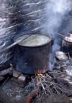 Traditionelles Färben von Wolle mit Heidekraut im Kupferkessel