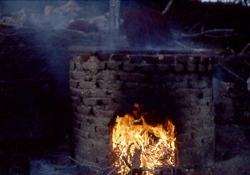 Moderner Färberkessel aus Kupfer, eingemauert in Schamottsteine zur besseren Ausnutzung der Wärmeenergie